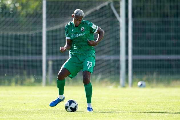 Yannick Osee (SVS, 13), am Ball, Freisteller, Ganzkörper, Einzelbild, Einzelfoto, Aktion, Action, 27.06.2025, Leimen (Deutschland), Fussball, Testspiel, FC Badenia St.Ilgen - SV Sandhausen