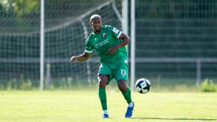 Yannick Osee (SVS, 13), am Ball, Freisteller, Ganzkörper, Einzelbild, Einzelfoto, Aktion, Action, 27.06.2025, Leimen (Deutschland), Fussball, Testspiel, FC Badenia St.Ilgen - SV Sandhausen