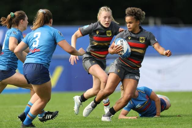 Bilder des Jahres 2025, Sport 06 Juni Sport Bilder des Tages Rugby-Europameisterschaft 2025, Turnier 2 in Hamburg Julia Braun (Deutschland, 5) versucht die Attacken der Spielerinnen aus Belgien abzuwehren. Im Hintergrund versucht Lara Bürger (Deutschland, 22) sie zu unterstützen. Finaltag der Europameisterschaften im Olympischen Siebener-Rugby vom 27. bis 29. Juni 2025 in Hamburg., Hamburg Deutschland Sportpark Steinwiesenweg