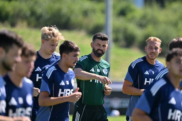 Trainer Miron Muslic (FC Schalke 04), rechts Timo Becker (FC Schalke 04) 30.06.2025, Fussball 2. Bundesliga, Saison 2025 2026, Training FC Schalke 04 Gelsenkirchen Nordrhein Westfalen Deutschland