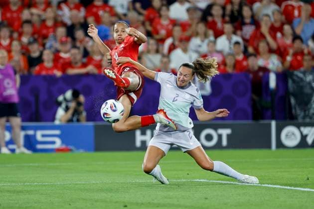 Iman Beney (Schweiz, 19) und Marit B. Lund (Norwegen, 02) im Zweikampf , Schweiz, Fussball, UEFA , Europa Meisterschaft Frauen, (Gruppe A) 2025, Schweiz vs. Norwegen, 02.07.2025, St. Jakob-Park, Basel, Schweiz Basel St. Jakob-Park Kanton Basel-Stadt Schweiz Copyright: xGrantxHubbsx