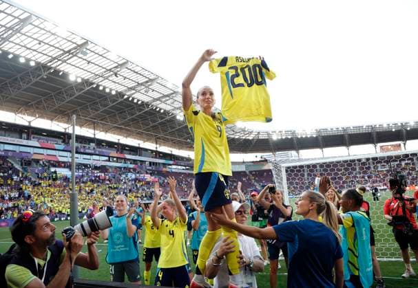 GENEVE, SCHWEIZ 20250704 Kosovare Asllani firar sin 200:e landskamp efter fredagens match mellan Danmark och Sverige, grupp C, pa Stade de Geneve i damernas fotbolls-EM.