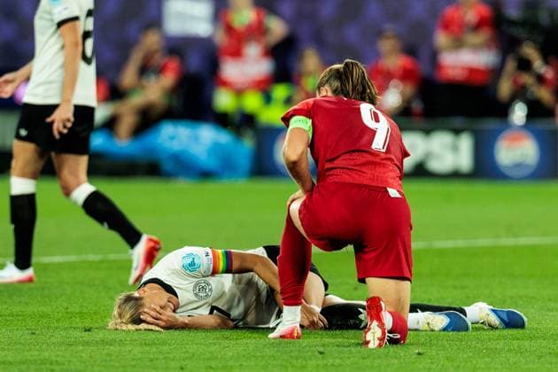 UEFA Women’s Euro 2025: Deutschland - Polen; 04.7.2025 Giulia Gwinn (Deutschland, 7) bleibt auf dem Boden liegen, hält sich das Knie nach Zweikampf mit Ewa Pajor (Polen, 9), Verletzung? UEFA Women’s Euro 2025: Deutschland - Polen; St. Gallen, Arena St. Gallen am 04.07.2025 Copyright: xBEAUTIFULxSPORTS Wunderlx