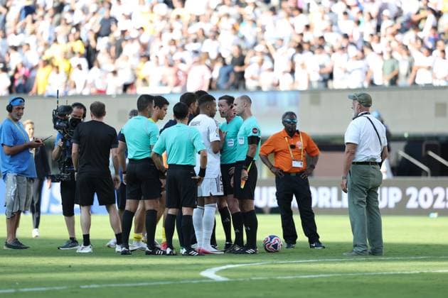 Real Madrid and Borussia Dortmund at the 2025 FIFA Club World Cup Kylian MbappÃ and Xabi Alonso of Real Madrid and Brazilian referee Ramon Abatti Abel during the match between Real Madrid and Borussia Dortmund, a game valid for the quarter-finals of the 2025 FIFA Club World Cup at Metlife Stadium in East Hartford in the United States this Saturday, July 5. East Hartford MetLife NJ United States Copyright: xWILLIAMxVOLCOVx