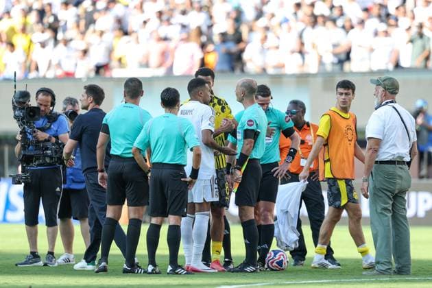 Real Madrid and Borussia Dortmund at the 2025 FIFA Club World Cup Kylian MbappÃ and Xabi Alonso of Real Madrid and Brazilian referee Ramon Abatti Abel during the match between Real Madrid and Borussia Dortmund, a game valid for the quarter-finals of the 2025 FIFA Club World Cup at Metlife Stadium in East Hartford in the United States this Saturday, July 5. East Hartford MetLife NJ United States Copyright: xWILLIAMxVOLCOVx