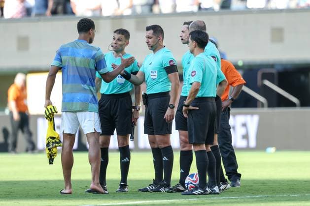 Real Madrid and Borussia Dortmund at the 2025 FIFA Club World Cup Jude Bellingham and Xabi Alonso of Real Madrid and Brazilian referee Ramon Abatti Abel during the match between Real Madrid and Borussia Dortmund, a game valid for the quarter-finals of the 2025 FIFA Club World Cup at Metlife Stadium in East Hartford in the United States this Saturday, July 5. East Hartford MetLife NJ United States Copyright: xWILLIAMxVOLCOVx