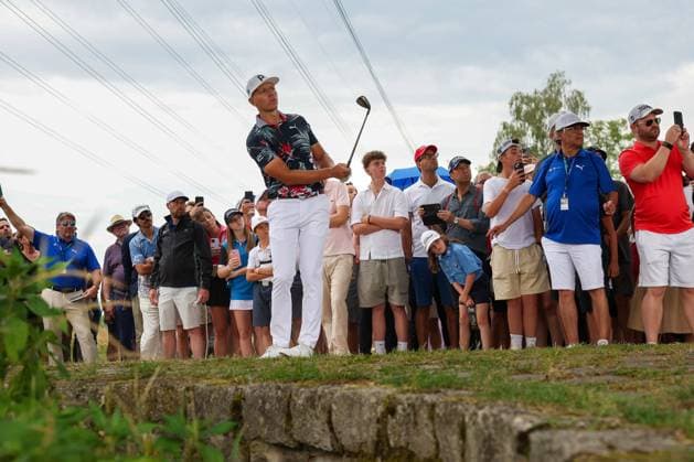 Matti Schmid (GER) liegt im Graben und muss droppen, 36. BMW International Open 2025, Golf, DP World Tour, Herren, Finale, 06.07.2025 Eichenried Bayern Deutschland