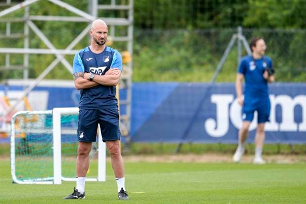 Christian Ilzer (Trainer, Cheftrainer, Hoffenheim), Freisteller, Ganzkörper, Einzelbild, Einzelfoto, Aktion, Action, 06.07.2025, Zuzenhausen (Deutschland), Fussball, Bundesliga, Trainingsauftakt TSG 1899 Hoffenheim, DFB DFL REGULATIONS PROHIBIT ANY USE OF PHOTOGRAPHS AS IMAGE SEQUENCES AND OR QUASI-VIDEO.