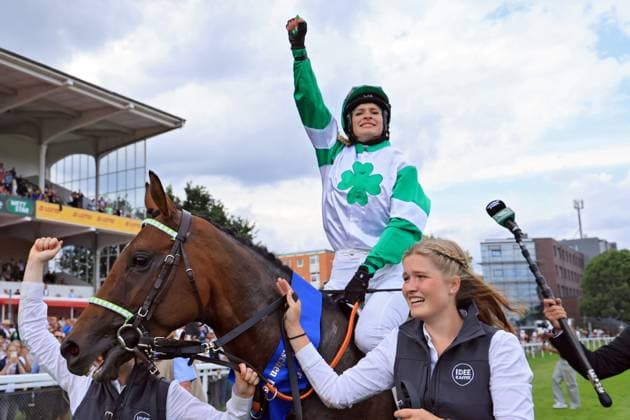 06.07.2025, Hamburg, Hansestadt-Hamburg, GER - Hamburg, Hochkoenig mit Nina Baltromei nach dem Sieg im IDEE 156. Deutsches Derby. Galopprennbahn Hamburg-Horn. () 250706D904HAMBURG.JPG
