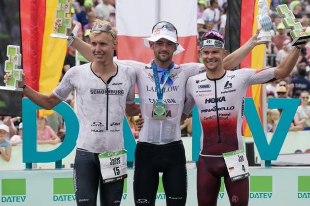 DATEV Challenge Roth 2025 Das Podium der Männer (v.l.n.r) Platz2: Jonas Schomburg (GER, 15), Sieger Sam Laidlow (FRA, 1) und auf dem dritten Platz Jan Stratmann (GER, 4) beim Triathlon DATEV Challenge Roth, ausgetragen am 06.07.2025 Copyright: xBEAUTIFULxSPORTS Kiesewetterx