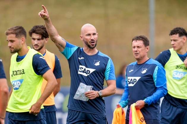 Christian Ilzer (Trainer, Cheftrainer, Hoffenheim), gibt Anweisungen, gestikuliert, mit den Armen gestikulieren, Einzelbild, Einzelfoto, Aktion, Action, 06.07.2025, Zuzenhausen (Deutschland), Fussball, Bundesliga, Trainingsauftakt TSG 1899 Hoffenheim, DFB DFL REGULATIONS PROHIBIT ANY USE OF PHOTOGRAPHS AS IMAGE SEQUENCES AND OR QUASI-VIDEO.