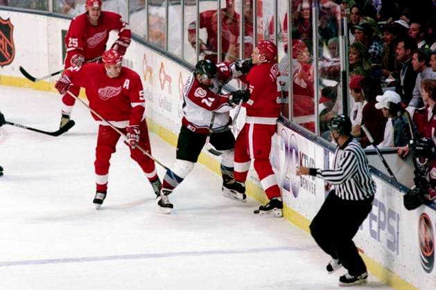 951006 Ishockey, NHL, Eishockey Herren, USA Colorado Avalanche - Detroit Red Wings, 3-2: Claude Lemieux, Colorado Avalanche trycker till Nicklas Lidström, Detroit Red Wings. Copyright: BILDBYRAN BB951006BB033