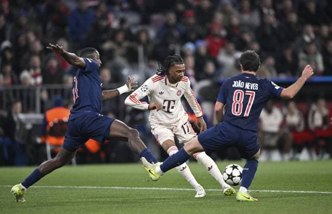 Zweikampf, Aktion Michael Olise FC Bayern München FCB 17 Mitte gegen Willian Pacho FC Paris Saint-Germain PSG 51 Joao Neves FC Paris Saint-Germain PSG 87 Champions League, Allianz Arena, München, Bayern, Deutschland, Europa Duel, action Michael Olise FC Bayern Munich FCB 17 centre v Willian Pacho FC Paris Saint-Germain PSG 51 Joao Neves FC Paris Saint-Germain PSG 87 Champions League, Allianz Arena, Munich, Bavaria, Germany, Europe Copyright: imageBROKER MichaelxWeber iblimw11829893.jpg Bitte beachten Sie die gesetzlichen Bestimmungen des deutschen Urheberrechtes hinsichtlich der Namensnennung des Fotografen im direkten Umfeld der Veröffentlichung Zweikampf, Aktion Michael Olise FC Bayern München FCB (17) (Mitte) gegen Willian Pacho FC Paris Saint-Germain PSG (51) J imago images 0782211046