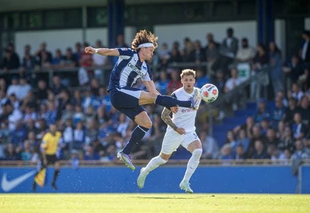 Fussball, Herren, Saison 2025 26, Testspiel, Hertha BSC - TSV Havelse, v.l. Fabian Reese (Hertha BSC), Dominic Minz (Havelse), 08.07. 2025, Copyright: xSebastianxRäppold MatthiasxKochx