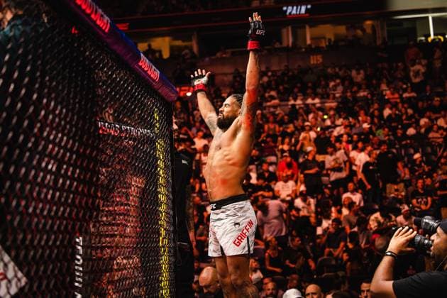 July 13, 2025, Nashville, Tn, United State: Max Griffin fights Chris Curtis in a Welterweight bout during the UFC Nashville: Lewis vs Teixeira at Bridgestone Arena on July 13, 2025 in Nashville, TN, United State. ( PxImages) Nashville United State - ZUMAp175 20250713_zsa_p175_070 Copyright: xDannyxPerezx