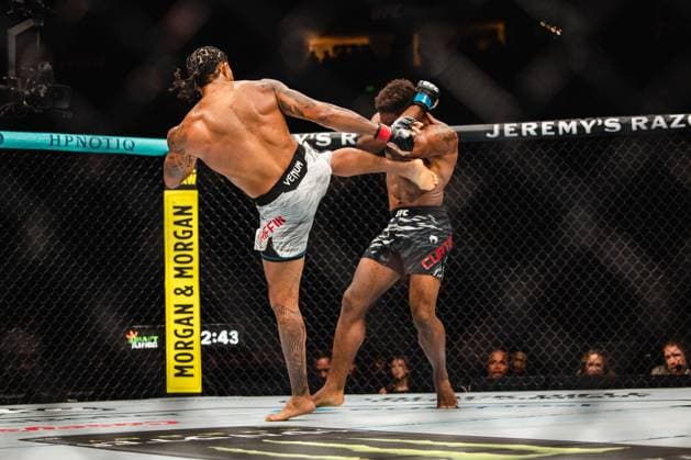 July 13, 2025, Nashville, Tn, United State: Max Griffin fights Chris Curtis in a Welterweight bout during the UFC Nashville: Lewis vs Teixeira at Bridgestone Arena on July 13, 2025 in Nashville, TN, United State. ( PxImages) Nashville United State - ZUMAp175 20250713_zsa_p175_071 Copyright: xDannyxPerezx