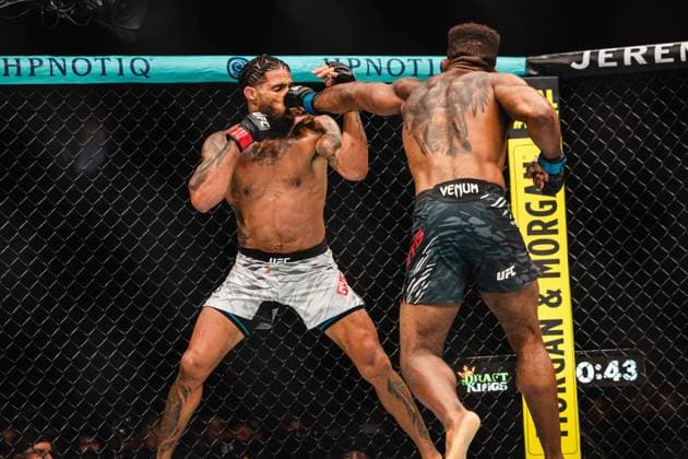 July 13, 2025, Nashville, Tn, United State: Max Griffin fights Chris Curtis in a Welterweight bout during the UFC Nashville: Lewis vs Teixeira at Bridgestone Arena on July 13, 2025 in Nashville, TN, United State. ( PxImages) Nashville United State - ZUMAp175 20250713_zsa_p175_074 Copyright: xDannyxPerezx