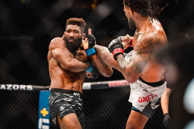 July 13, 2025, Nashville, Tn, United State: Max Griffin fights Chris Curtis in a Welterweight bout during the UFC Nashville: Lewis vs Teixeira at Bridgestone Arena on July 13, 2025 in Nashville, TN, United State. ( PxImages) Nashville United State - ZUMAp175 20250713_zsa_p175_075 Copyright: xDannyxPerezx