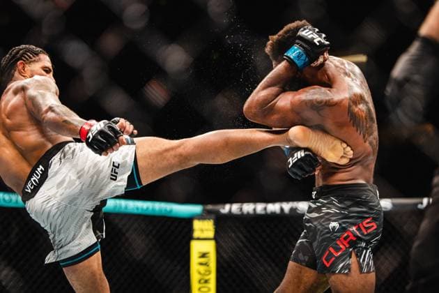 July 13, 2025, Nashville, Tn, United State: Max Griffin fights Chris Curtis in a Welterweight bout during the UFC Nashville: Lewis vs Teixeira at Bridgestone Arena on July 13, 2025 in Nashville, TN, United State. ( PxImages) Nashville United State - ZUMAp175 20250713_zsa_p175_081 Copyright: xDannyxPerezx