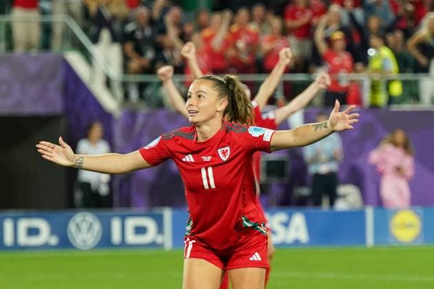 UEFA Womens EURO 2025 Frauen EM: Vorrunde, 3. Spieltag - England vs Wales - Kybunpark (St. Gallen, Schweiz): Tor und Torjubel zum 5:1 Anschlusstreffer und riesiger Jubel bei Torschützin Hannah Cain (Wales, 11) Freude, Emotionen, Jubel, Fans Copyright: xJOERANxSTEINSIEKx
