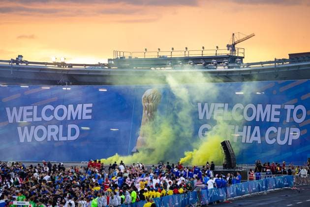 250714 En flagga med pokalen hissas under invigningen av Gothia Cup den 14 juli 2025 i Göteborg. Copyright: MICHAELxERICHSEN BB250714MI093