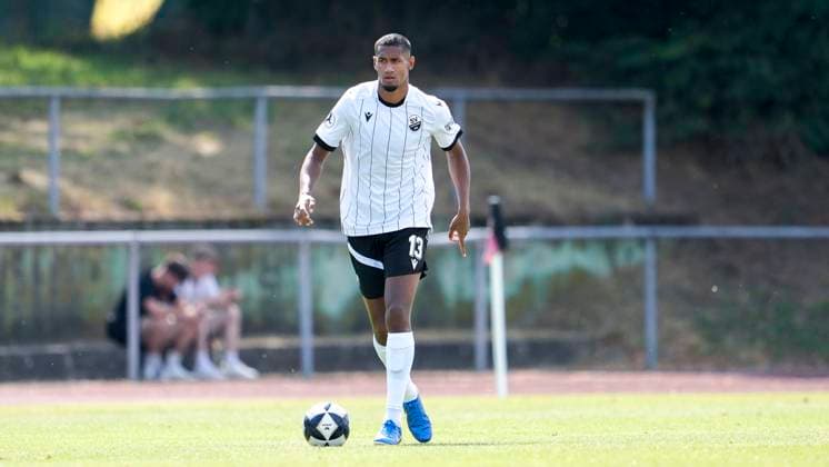 Yannick Osee (SVS, 13), am Ball, Freisteller, Ganzkörper, Einzelbild, Einzelfoto, Aktion, Action, 18.07.2025, Leimen (Deutschland), Fussball, Testspiel, SV Sandhausen - 1. FC Schweinfurt 1905