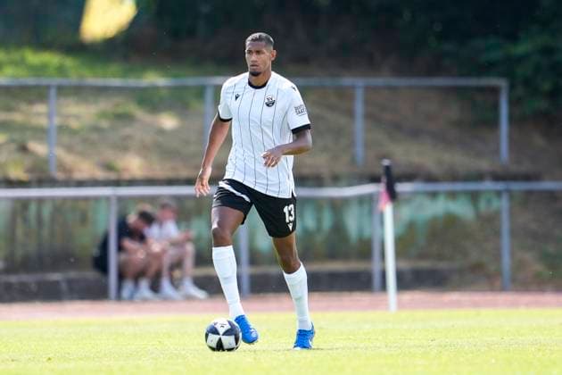 Yannick Osee (SVS, 13), am Ball, Freisteller, Ganzkörper, Einzelbild, Einzelfoto, Aktion, Action, 18.07.2025, Leimen (Deutschland), Fussball, Testspiel, SV Sandhausen - 1. FC Schweinfurt 1905