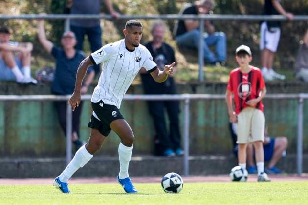 Yannick Osee (SVS, 13), am Ball, Freisteller, Ganzkörper, Einzelbild, Einzelfoto, Aktion, Action, 18.07.2025, Leimen (Deutschland), Fussball, Testspiel, SV Sandhausen - 1. FC Schweinfurt 1905