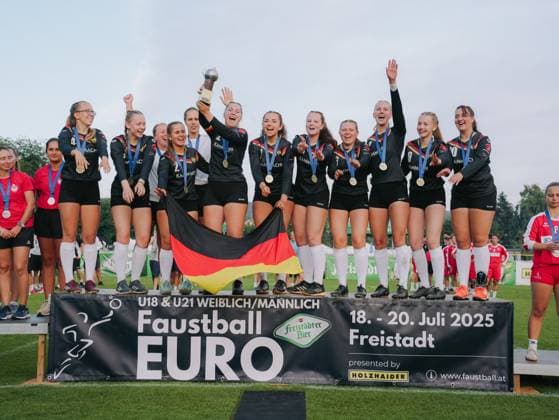 Leoni Modenese (Deutschland, 01), Eva Winkler (Deutschland, 02), Annalena Schmid (Deutschland, 03), Sophia Meister (Deutschland, 04), Lea Delitzscher (Deutschland, 05), Patricia Lebherz (Deutschland, 06), Larissa Keser (Deutschland, 07), Jana Ehrhardt (Deutschland, 09), Lisa Knodel (Deutschland, 10), , Jordan Nadermann (Deutschland, 12), Sonja Pfrommer (Deutschland, Betreuer), Anna-Lisa Aldinger (Deutschland, Chef-Trainer) bei der Siegerehrung, Faustball, U21, U 21 Europameisterschaft, 19.07.25 Faustball, U21 Europameisterschaft, 19.07.25 Freistadt Copyright: xEibner-Pressefoto LarsxNeumannx EP_LNN