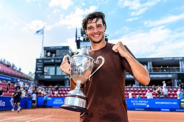 Sport Bilder des Tages 250720 Luciano Darderi of Italy celebrates with the trophy after the singel final tennis match during day 8 on July 20, 2025 in Bastad. Photo: Mathilda Schuler BILDBYRAN kod MA MA0849 tennis ATP, Tennis Herren 250 nordea open bbeng jubel Copyright: MATHILDAxSCHULER BB250720MA069