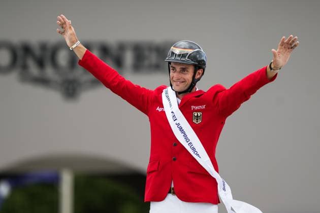 Sport Bilder des Tages 250720 Richard Vogel of Germany celebrates at the price ceremony after the individual final at the 2025 FEI Jumping European Championship, EM, Europameisterschaft on July 20, 2025 in A Coruna. Photo: Emma Wallskog BILDBYRAN COP 320 EW0554 ridsport equestrian hoppnings-em sweden 2025 fei jumping european championship bbeng individuell final em em i hoppning jubel Copyright: EMMAxWALLSKOG BB250720EW077