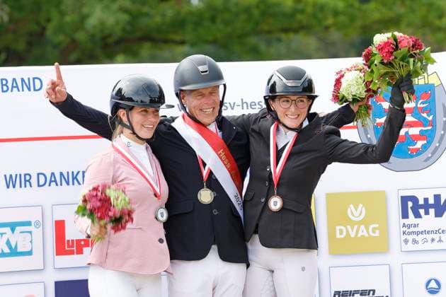 20.07.2025 Reitsport Pferdesport Reiten Hessische Meisterschaften 2025 Hofgut Kranichstein hier Siegerehrung Merck Amateur-Spring-Tour Finale Hessisches Amateurchampionat v. li. Platz 2 Celine HERRMANN (Kleestädter RC Rosenhöhe) Platz 1 Michael WEISEL (RFV Groß-Zimmern) Platz 3 Marie-Sophie ARNOLD (RFV Wiesbaden-Kloppenheim Darmstadt Hessen Deutschland