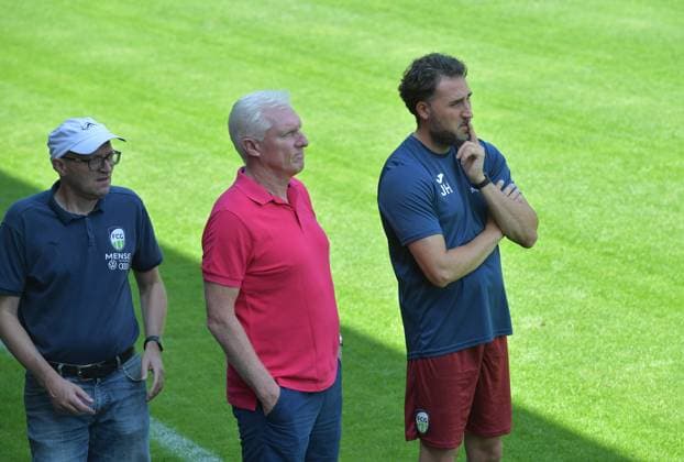 19.07.2025, GER, Fussball, Regionalliga West Regionalliga Nord, Saison 2025 2026, Testspiel, Ohlendorf Stadion im Heidewald, Gütersloh FC Gütersloh - VfB Oldenburg 1 : 3 Helmut Delker (Vorstandsmitglied FC Gütersloh, links) mit Rob Reekers (Sportlicher Leiter FC Gütersloh, Mitte) und Julian Hesse (Trainer FC Gütersloh), Aktion, Einzelbild, Quer, Mimik, Gestik, Trainer, Coach