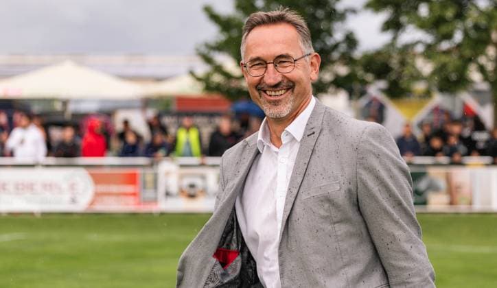22.07.2025 - Fussball - Saison 2025 2026 - BFV - Toto-Pokal - 1. Runde: SG Alerheim - SSV Jahn Regensburg - BeKo - xbexkox - Achim Beierlorzer ( Sportdirektor SSV Jahn Regensburg ) happy