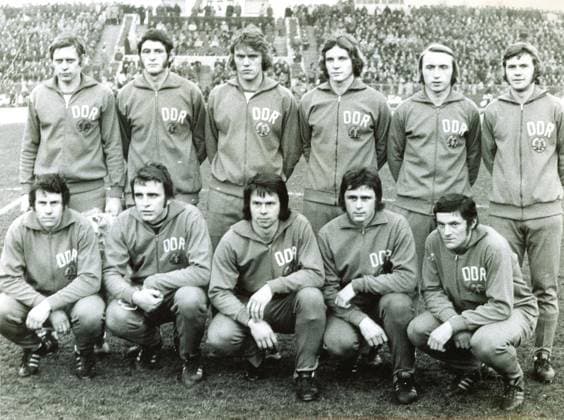 Fussballlaenderspiel Freundschaftsspiel DDR - Belgien 1:0 Die ostdeutsche Nationalmannschaft. U.B.z. stehend v.l. Bernd Bransch, Hans-Bert Matoul, Ruediger Schnuphase, Joachim Fritsche, Joachim Streich und Konrad Weise; hockend v.l. Eberhard Vogel, Juergen Croy, Juergen Sparwasser, Lothar Kurbjuweit und Reinhard Lauck. 13.03.1974 in Berlin (Friedrich-Ludwig-Jahn-Sportpark) - DDR