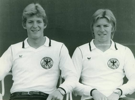 Fussball Deutschland U.B.z. die Brueder und Nationalspieler Karl-Heinz (links) und Bernd Foerster. !ACHTUNG AUFNAHMEDATUM GESCHÄTZT!