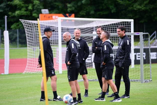 25.07.2025; Rottach-Egern; Fussball, Herren, Saison 2025 2026, Trainingslager Borussia Moenchengladbach Das Gladbacher Trainerteam v. li. Guido Streichsbier (Co-Trainer Gladbach), Oliver Neuville (Co-Trainer Gladbach), Patrick Schnarwiler (Co-Trainer Gladbach), David Zibung (Sportkoordinator Lizenz, Gladbach), Nicolas Dyon (Atheliktrainer Gladbach), Gerardo Seoane (Trainer Gladbach) DFL regulations prohibit any use of photographs as image sequences and or quasi-video. Stadion Am Birkenmoos Bayern Deutschland