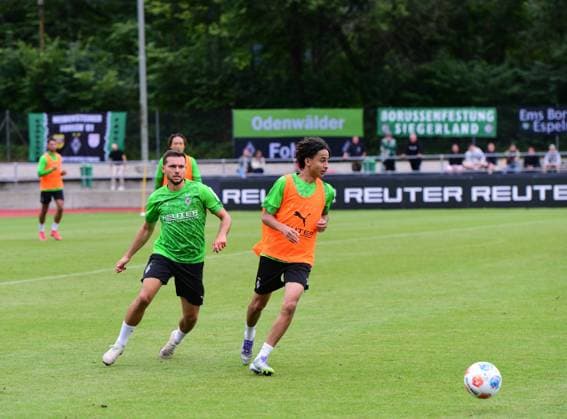 25.07.2025; Rottach-Egern; Fussball, Herren, Saison 2025 2026, Trainingslager Borussia Moenchengladbach v. li. Kevin Stoeger (Gladbach), Wael Mohya (Gladbach) DFL regulations prohibit any use of photographs as image sequences and or quasi-video. Stadion Am Birkenmoos Bayern Deutschland