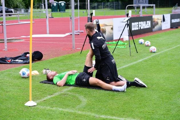 25.07.2025; Rottach-Egern; Fussball, Herren, Saison 2025 2026, Trainingslager Borussia Moenchengladbach Nico Elvedi (Gladbach, am Boden) mit Athletiktrainer Jonas Bode, re DFL regulations prohibit any use of photographs as image sequences and or quasi-video. Stadion Am Birkenmoos Bayern Deutschland