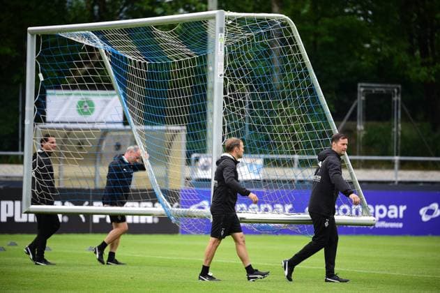 25.07.2025; Rottach-Egern; Fussball, Herren, Saison 2025 2026, Trainingslager Borussia Moenchengladbach Das Trainerteam packt mit an v. li. Gerardo Seoane (Trainer Gladbach), Patrick Schnarwiler (Co-Trainer Gladbach), Tony Jantschke (Assistenztrainer Gladbach), David Zibung (Sportkoordinator Lizenz, Gladbach) DFL regulations prohibit any use of photographs as image sequences and or quasi-video. Stadion Am Birkenmoos Bayern Deutschland