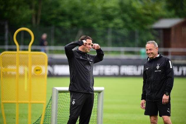 25.07.2025; Rottach-Egern; Fussball, Herren, Saison 2025 2026, Trainingslager Borussia Moenchengladbach Im Gespraech v. li. Gerardo Seoane (Trainer Gladbach), Patrick Schnarwiler (Co-Trainer Gladbach) DFL regulations prohibit any use of photographs as image sequences and or quasi-video. Stadion Am Birkenmoos Bayern Deutschland