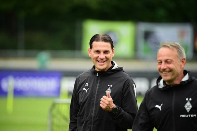25.07.2025; Rottach-Egern; Fussball, Herren, Saison 2025 2026, Trainingslager Borussia Moenchengladbach Gerardo Seoane (Trainer Gladbach, li.) mit bester Laune; vorne rechts Patrick Schnarwiler (Co-Trainer Gladbach) DFL regulations prohibit any use of photographs as image sequences and or quasi-video. Stadion Am Birkenmoos Bayern Deutschland