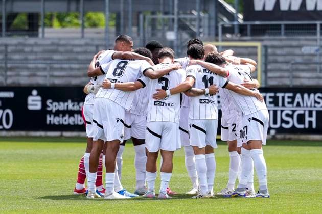 Spieler vom SV Sandhausen (SVS) schwören sich mit einem Mannschaftskreis vor dem Anpfiff ein, Kreis, Teamkreis, Konzentration, Kameradschaft, Ansprache, Motivation, 26.07.2025, Sandhausen (Deutschland), Fussball, Testspiel, SV Sandhausen - VfB Stuttgart II