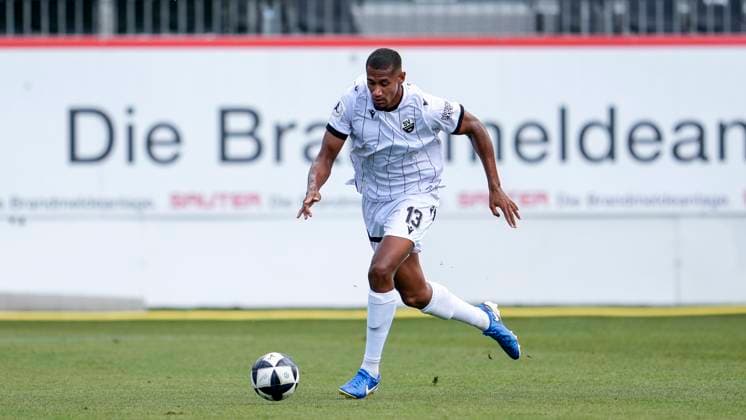 Yannick Osee (SVS, 13), am Ball, Freisteller, Ganzkörper, Einzelbild, Einzelfoto, Aktion, Action, 26.07.2025, Sandhausen (Deutschland), Fussball, Testspiel, SV Sandhausen - VfB Stuttgart II