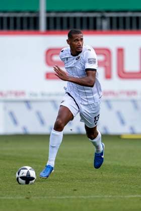 Yannick Osee (SVS, 13), am Ball, Freisteller, Ganzkörper, Einzelbild, Einzelfoto, Aktion, Action, 26.07.2025, Sandhausen (Deutschland), Fussball, Testspiel, SV Sandhausen - VfB Stuttgart II