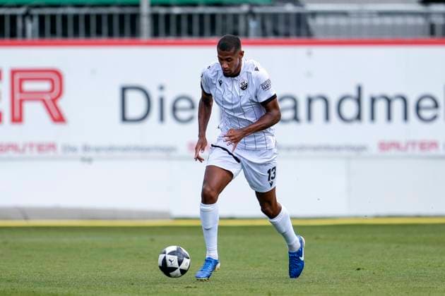 Yannick Osee (SVS, 13), am Ball, Freisteller, Ganzkörper, Einzelbild, Einzelfoto, Aktion, Action, 26.07.2025, Sandhausen (Deutschland), Fussball, Testspiel, SV Sandhausen - VfB Stuttgart II