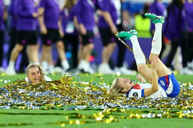 Sport Bilder des Tages Georgia Stanway of England Women and Leah Williamson of England Women celebrate in the confetti England Women v Spain Women, UEFA European Women s Championship, Final, Football, St. Jakob Park, Basel, Switzerland - 27 Jul 2025Basel St. Jakob Park Switzerland EDITORIAL USE ONLY No use with unauthorised audio, video, data, fixture lists, club league logos or live services. Online in-match use limited to 120 images, no video emulation. No use in betting, games or single club league player publications. Copyright: xMichaelxZemanek Shutterstockx 15414541ez