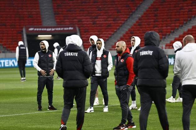 Turkish national football team prepares for UEFA play-off second leg against Hungary BUDAPEST, HUNGARY - MARCH 22: Head coach of Turkiye s national football team Vincenzo Montella and his players walk at the Ferens Puskas Stadium ahead of the UEFA Nations League A B play-off second leg match against Hungary in Budapest, Hungary on March 22, 2025. Budapest Hungary. Editorial use only. Please get in touch for any other usage.  Copyright: x2025xAnadoluxArpadxKuruczx