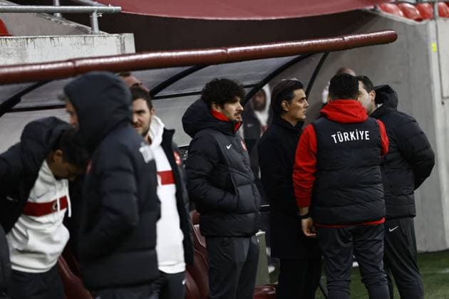 Turkish national football team prepares for UEFA play-off second leg against Hungary BUDAPEST, HUNGARY - MARCH 22: Head coach of Turkiye s national football team Vincenzo Montella and his players walk at the Ferens Puskas Stadium ahead of the UEFA Nations League A B play-off second leg match against Hungary in Budapest, Hungary on March 22, 2025. Budapest Hungary. Editorial use only. Please get in touch for any other usage.  Copyright: x2025xAnadoluxArpadxKuruczx