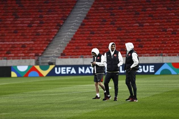 Turkish national football team prepares for UEFA play-off second leg against Hungary BUDAPEST, HUNGARY - MARCH 22: Head coach of Turkiye s national football team Vincenzo Montella and his players walk at the Ferens Puskas Stadium ahead of the UEFA Nations League A B play-off second leg match against Hungary in Budapest, Hungary on March 22, 2025. Budapest Hungary. Editorial use only. Please get in touch for any other usage.  Copyright: x2025xAnadoluxArpadxKuruczx